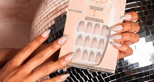 OPI est une marque emblématique de vernis à ongles et de soins manucure, reconnue dans le monde entier pour la qualité, la durabilité et la richesse de ses couleurs. Elle propose des collections innovantes et tendances, allant des vernis classiques aux ge
